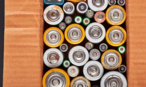 Una scatola di cartone piena di batterie